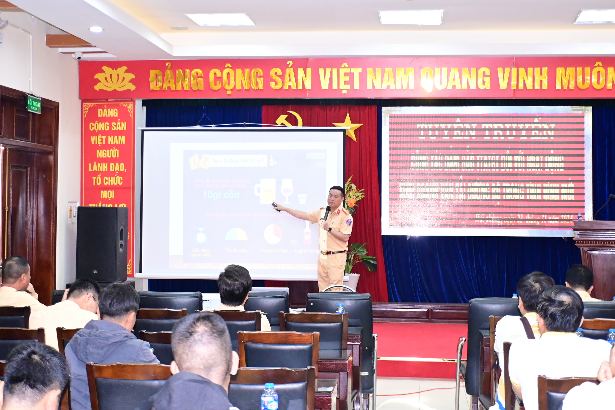 Phòng Cảnh sát giao thông: Tuyên truyền trật tự an toàn giao thông cho gần 100 lái xe kinh doanh vận tải